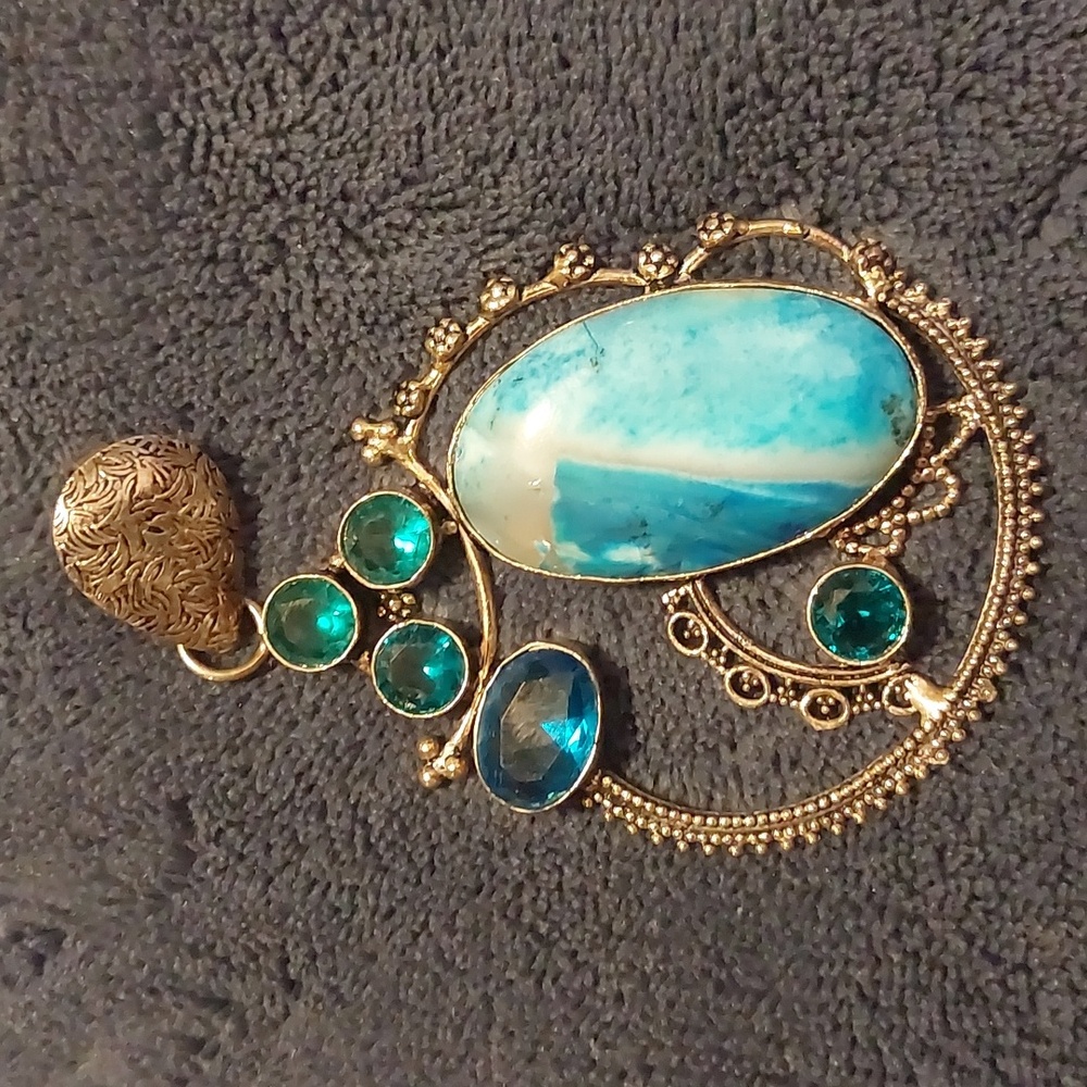 Elegant Silver and Blue Pendant Necklace